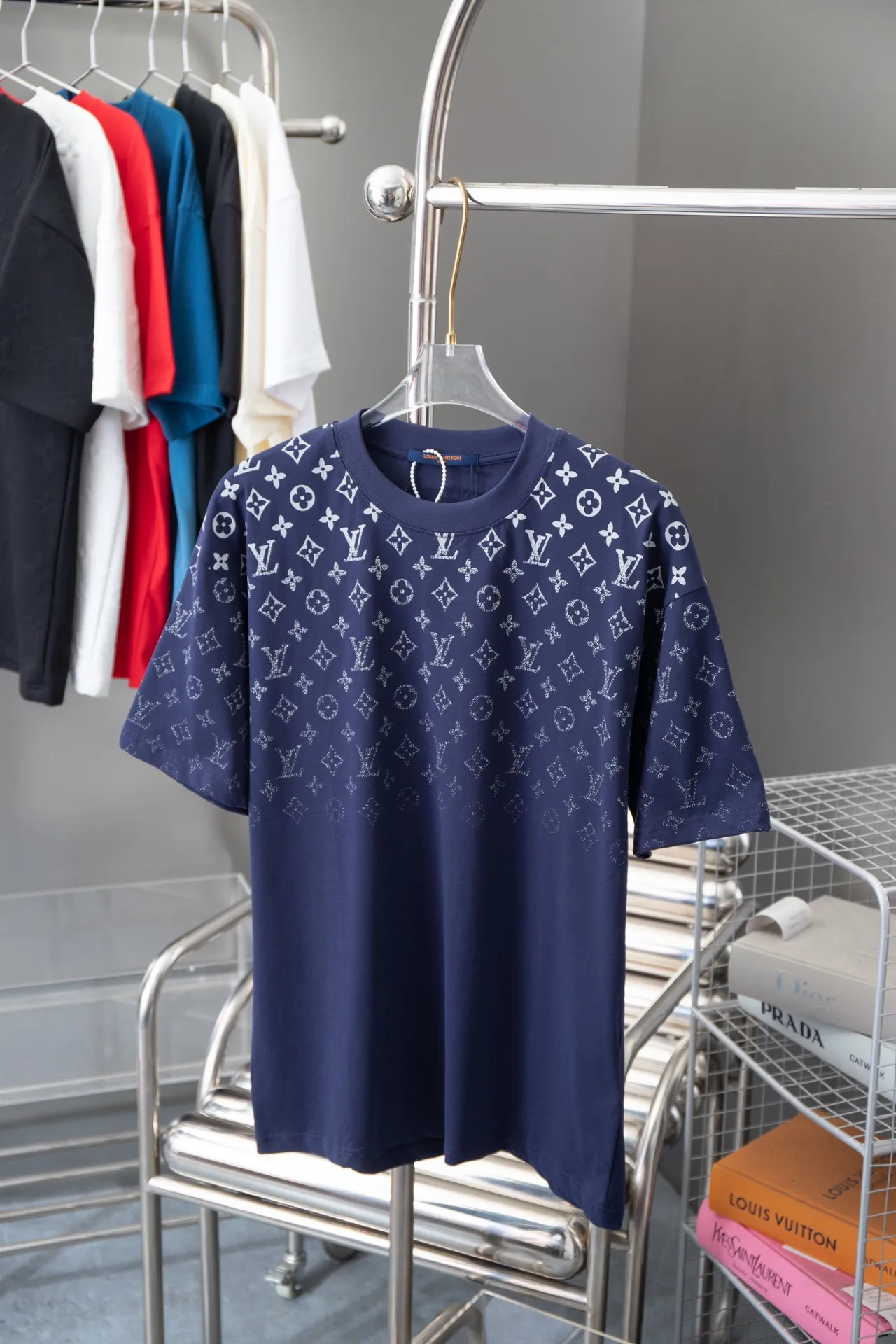 🅿️180 High-quality Lv 2025 early spring new model, MONOGRAM presbyopic gradient short-sleeved T-shirt, using digital printing technology to render pixel light and shadow for the Monogram gradient pattern, and its silk-screen texture and knitting effect complement each other. Synchronized with the official website, pure cotton fabrics at the counter! Comfortable against the skin, durable and easy to wear, meticulous original craftsmanship, custom-made 260g vat-dyed fabric, very comfortable to the touch, latest brick cabinet synchronization, OS off-shoulder version, fashionable and individual, super versatile and good-looking, very suitable for both men and women, must-have style, hang tag, collar label, washed wheat, complete with three labels S M L XL